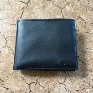 TUMI Delta Flip  Black Leather wallet with Card Holder